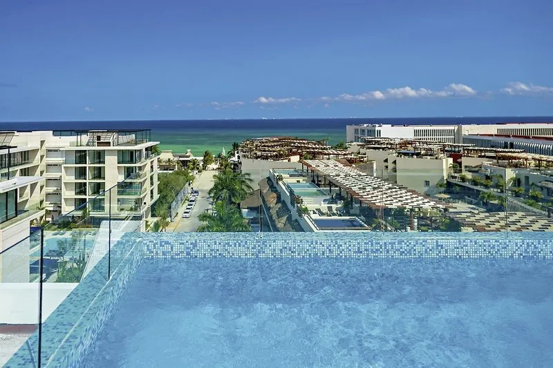 Pogled z rooftop infinity bazena na ocean v hotelu The Reef 28