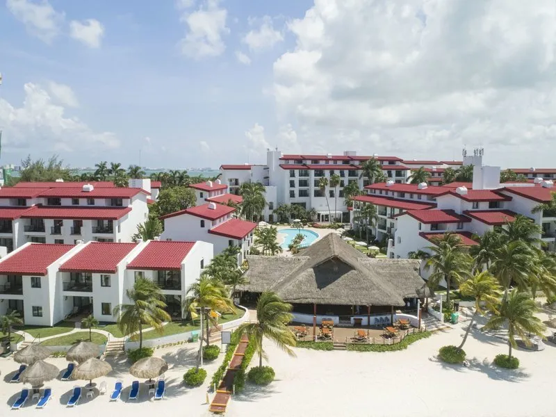 Pogled iz zraka na resort The Royal Cancun in turkizno morje