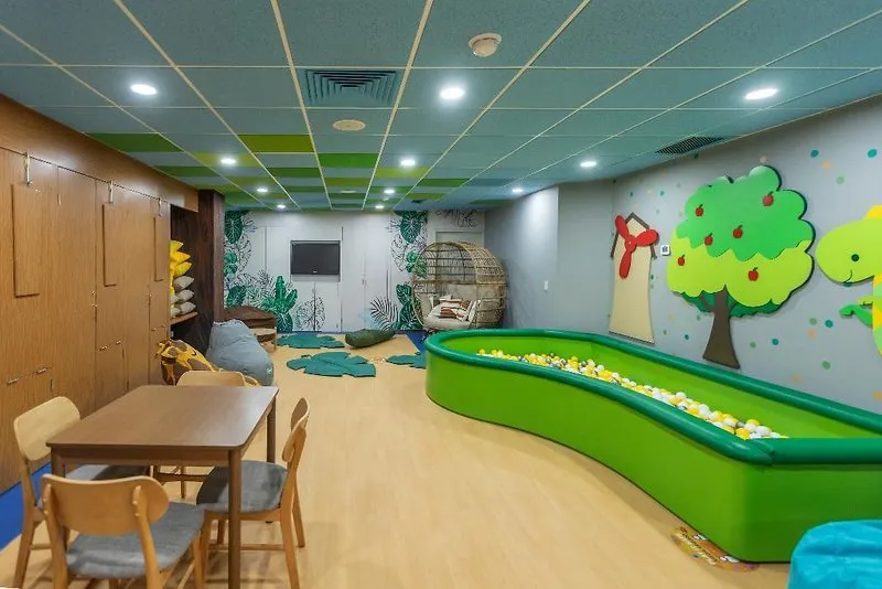 Barvita otroška igralnica in mini klub