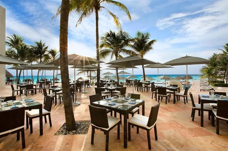 Zunanji bazen hotela Westin Cancun ob plaži