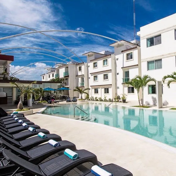 Zunanji bazen hotela Tulija Palenque z ležalniki