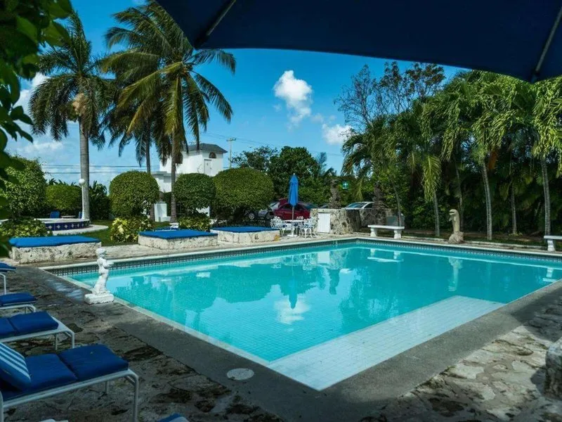 Širok pogled na bazenski kompleks in hotelske objekte