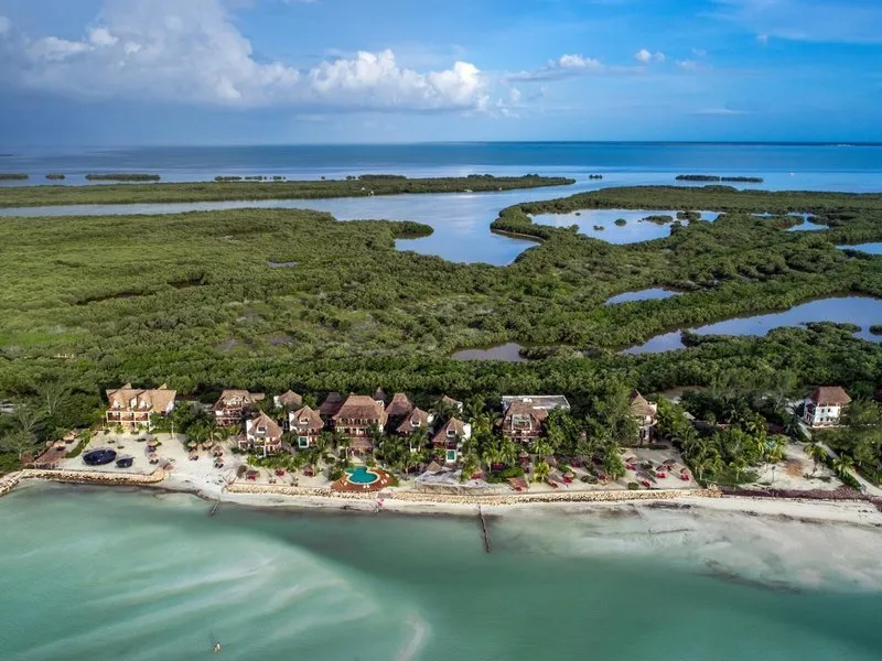 Zračni posnetek hotela Villas Flamingos ob turkiznem morju