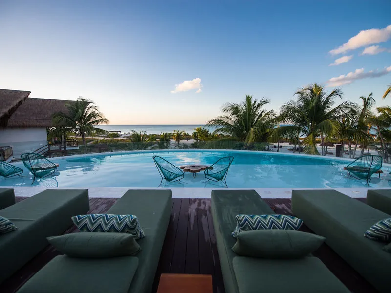 Neskončni bazen na strehi s pogledom na ocean