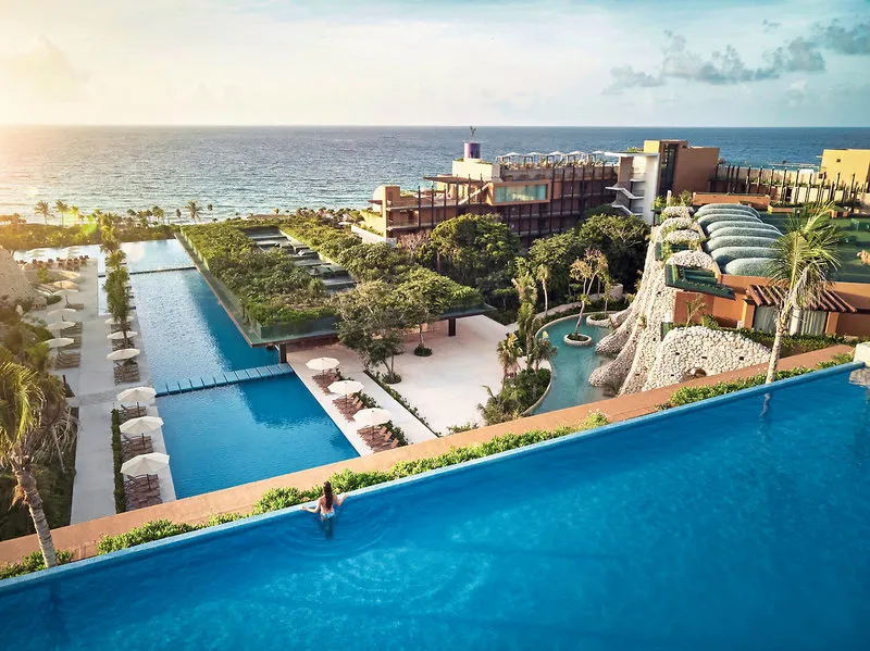 Panoramski pogled na neskončni bazen in ocean v Xcaret Arte